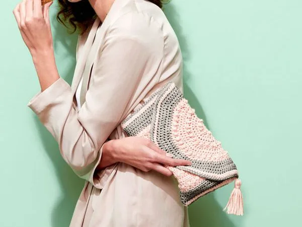 X PANTONE CROCHET CLUTCH free pattern
