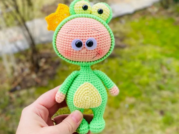 crochet Mini Bonnie with Frog Costume easy pattern