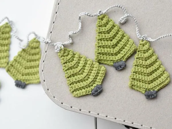 crochet Christmas Tree Garland easy pattern