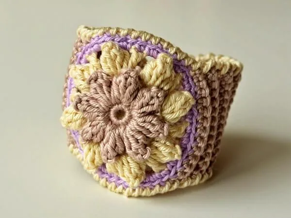 Bracelet with popcorns