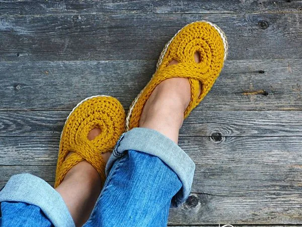 Women Twisted Strap Slippers