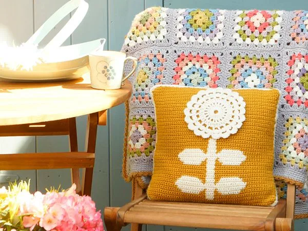crochet Mustard Flower Cushion easy pattern