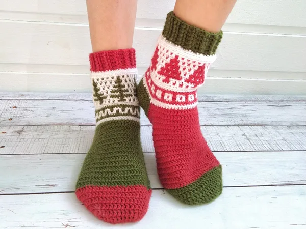 crochet Christmas Socks for Kids free pattern