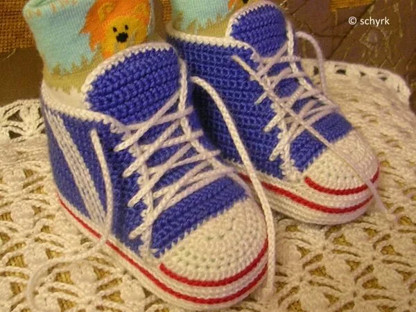 Crochet baby sneakers