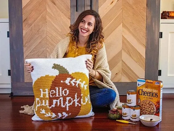 HELLO PUMPKIN CROCHET PILLOW free pattern