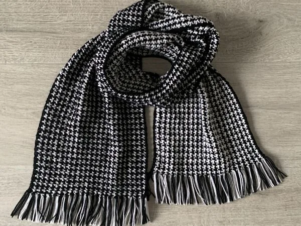 crochet Hounds tooth fringed scarf free pattern