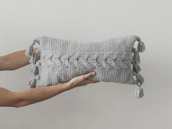 crochet Cabled Throw Pillow easy pattern