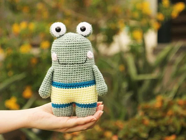 Flippy the crochet Frog free pattern