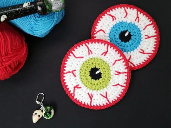 crochet Halloween Eyeball Coaster free pattern