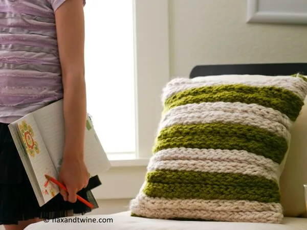 CHUNKY FINGER-KNIT PILLOW