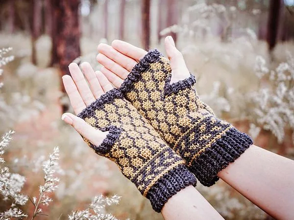 crochet BEE FINGERLESS MITTENS free pattern