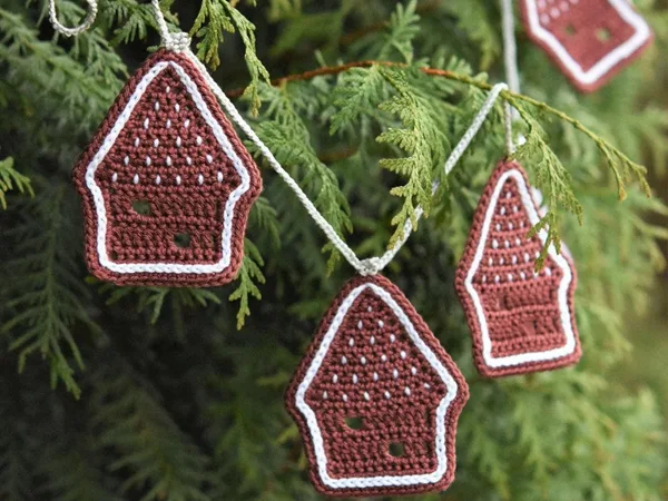 crochet Christmas Gingerbread House Ornament easy pattern