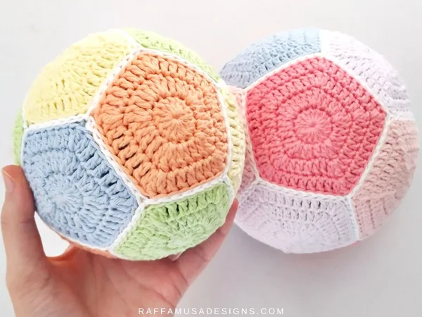 crochet A PENTAGON BALL free pattern