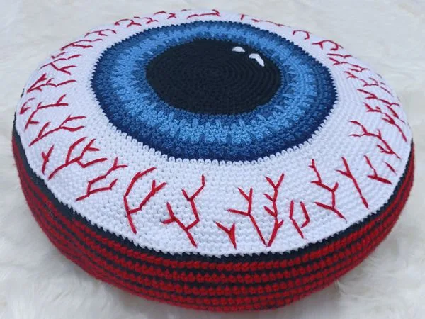 crochet Eyeball Pillow easy pattern